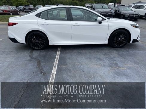 Used 2025 Toyota Camry SE image 4