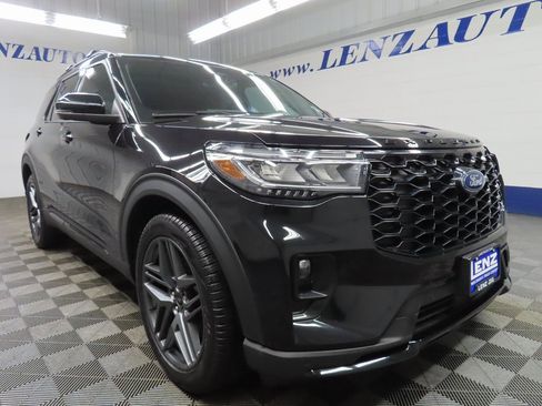 Used 2025 Ford Explorer ST image 3