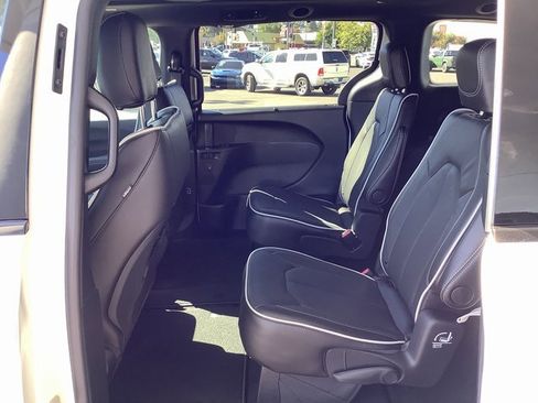 New 2026 Chrysler Pacifica Limited image 25