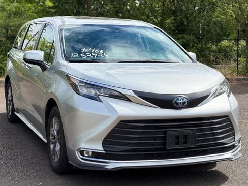 Used 2023 Toyota Sienna XLE AWD/4WD image 7