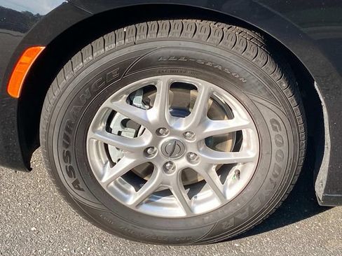 Used 2024 Chrysler Pacifica Touring-L FWD image 6