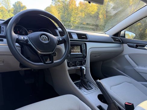 Used 2017 Volkswagen Passat 1.8T S image 21