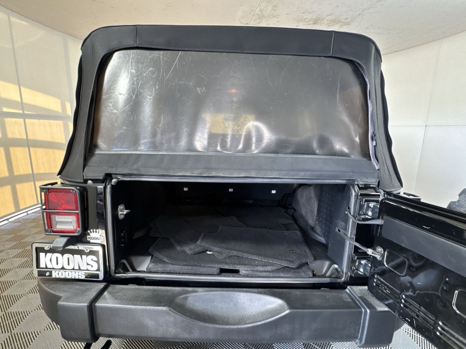 Used 2016 Jeep Wrangler Unlimited Rubicon w/ Connectivity Group AWD/4WD image 23