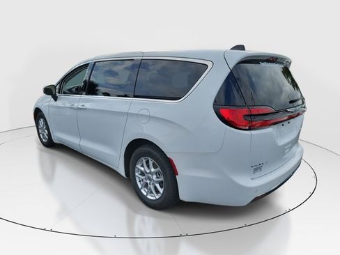 Used 2023 Chrysler Pacifica Touring-L image 33