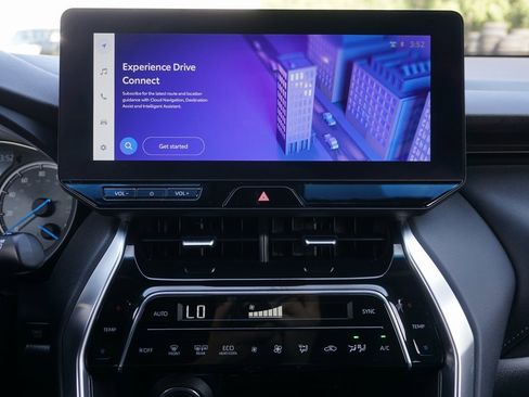 Used 2023 Toyota Venza XLE image 12