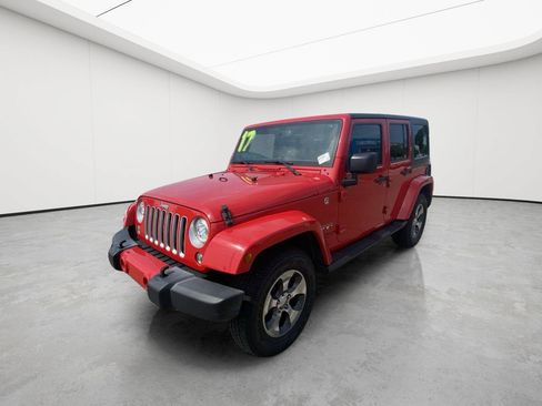 Used 2017 Jeep Wrangler Unlimited Sahara w/ Connectivity Group AWD/4WD image 3