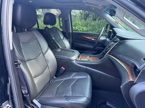 Used 2017 Cadillac Escalade Luxury AWD/4WD image 23