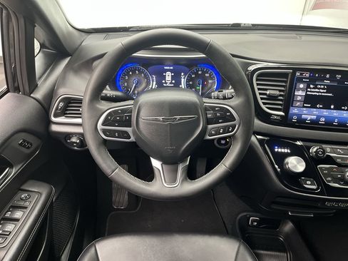 Used 2025 Chrysler Pacifica Select FWD image 13