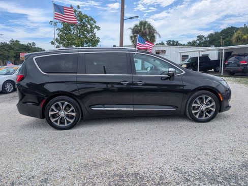 Used 2017 Chrysler Pacifica Limited FWD image 4