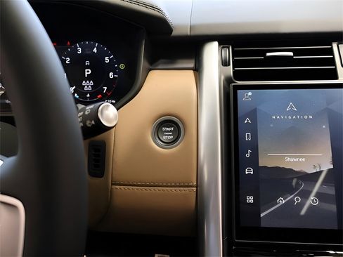 Used 2025 Land Rover Discovery Metropolitan Edition image 58