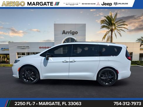 New 2026 Chrysler Pacifica Select FWD image 8
