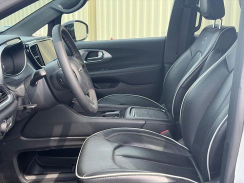 Used 2026 Chrysler Pacifica Limited w/ S Appearance Package FWD image 4