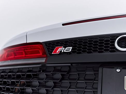 Used 2022 Audi R8 V10 w/ Carbon Exterior Package RWD image 38