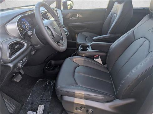 New 2026 Chrysler Pacifica Select image 4