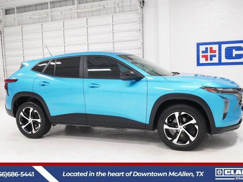 Used 2025 Chevrolet Trax RS w/ Driver Confidence Package FWD image 4