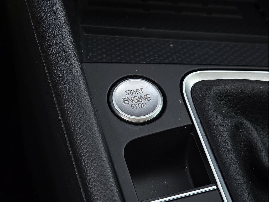 Used 2025 Volkswagen Jetta SE FWD image 14