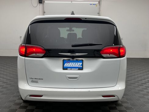 Used 2022 Chrysler Voyager LX FWD image 9