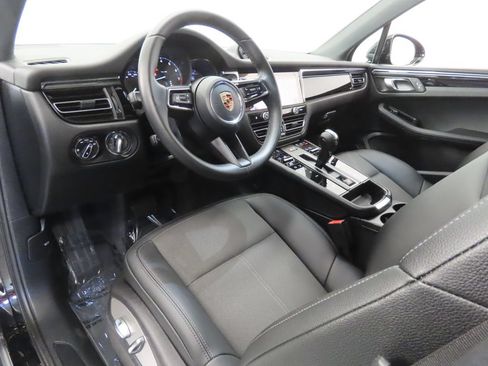 Certified 2026 Porsche Macan AWD/4WD image 4