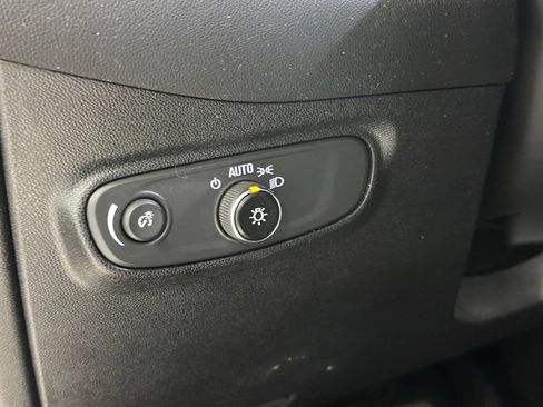 Used 2018 Chevrolet Equinox LT FWD image 16