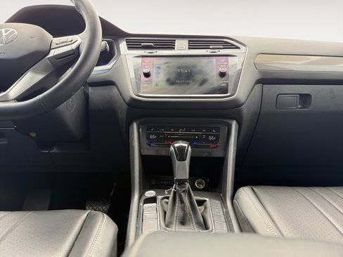 Used 2022 Volkswagen Tiguan SE AWD/4WD image 11
