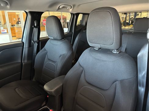 Used 2022 Jeep Renegade Latitude w/ Convenience Group AWD/4WD image 24
