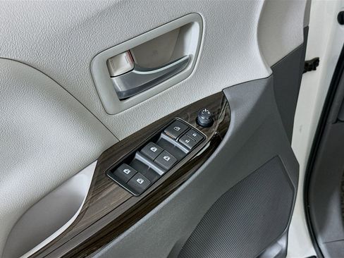 Used 2015 Toyota Sienna XLE Premium image 15