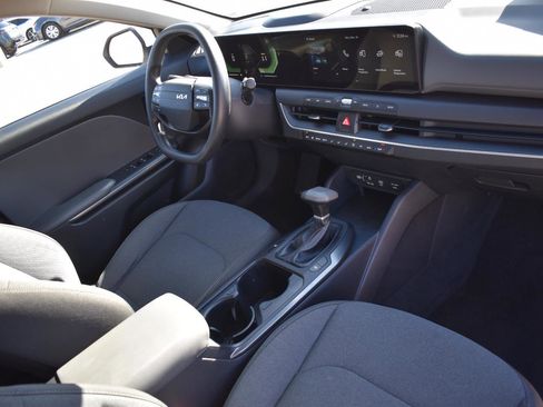Used 2025 Kia K4 LXS image 12