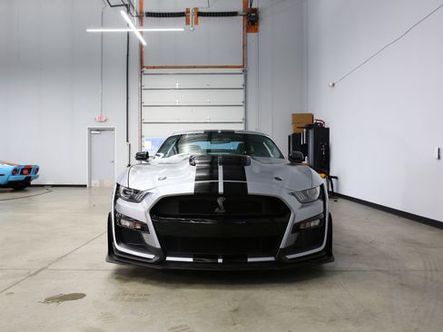 Used 2021 Ford Mustang Shelby GT500 w/ Carbon Fiber Track Pack RWD image 4