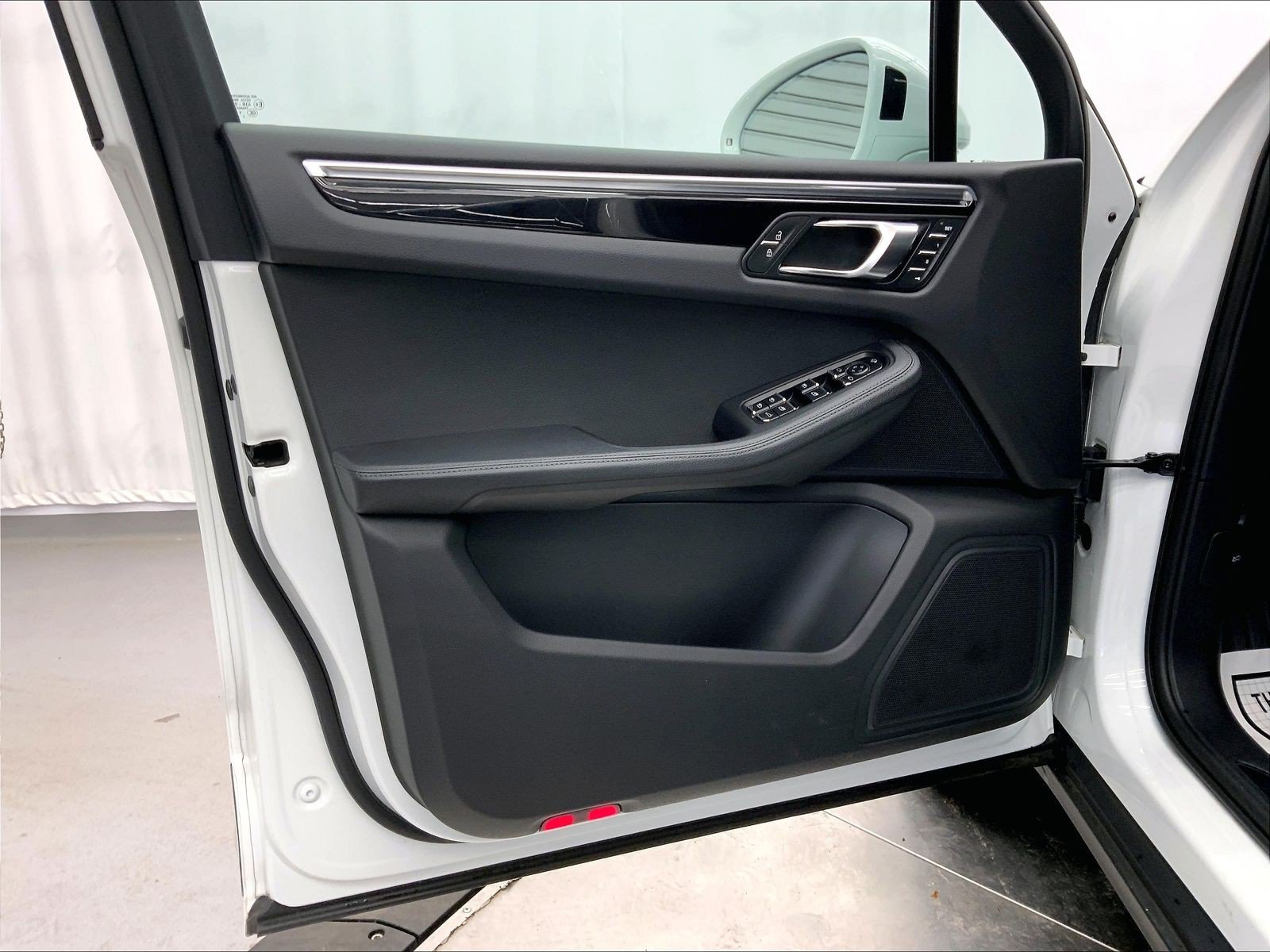 Certified 2023 Porsche Macan AWD/4WD image 27