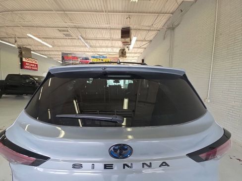 Used 2025 Toyota Sienna XLE Woodland Edition image 5