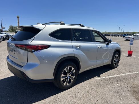 Used 2023 Toyota Highlander XLE FWD image 4