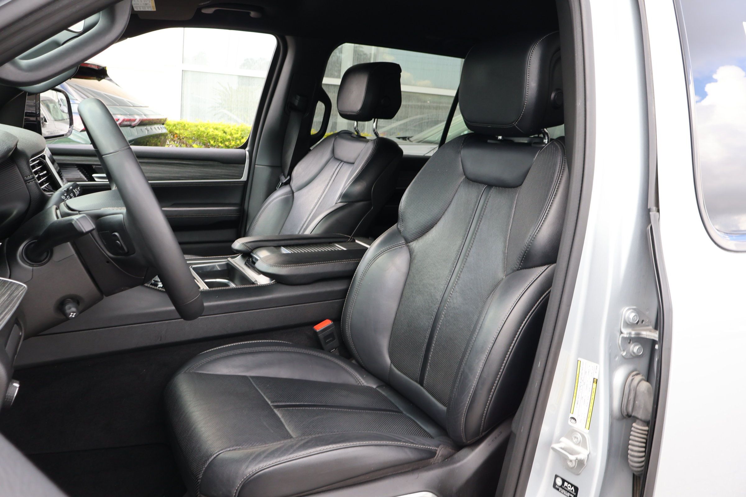 Used 2024 Jeep Wagoneer Series II w/ Flexible Seating Group RWD image 2