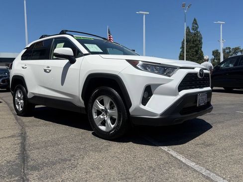 Used 2019 Toyota RAV4 XLE FWD image 2
