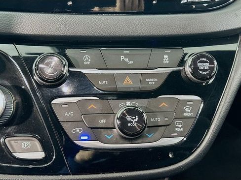 Used 2020 Chrysler Pacifica Touring w/ S Appearance Package image 21