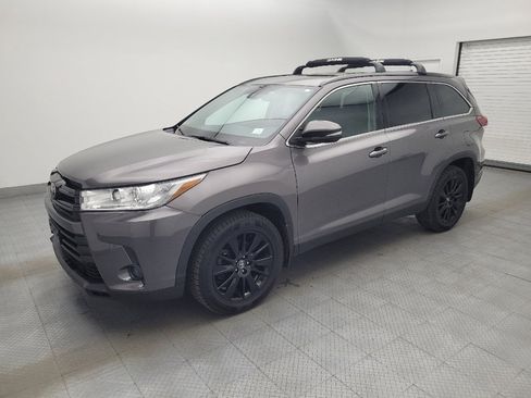Used 2019 Toyota Highlander SE image 2