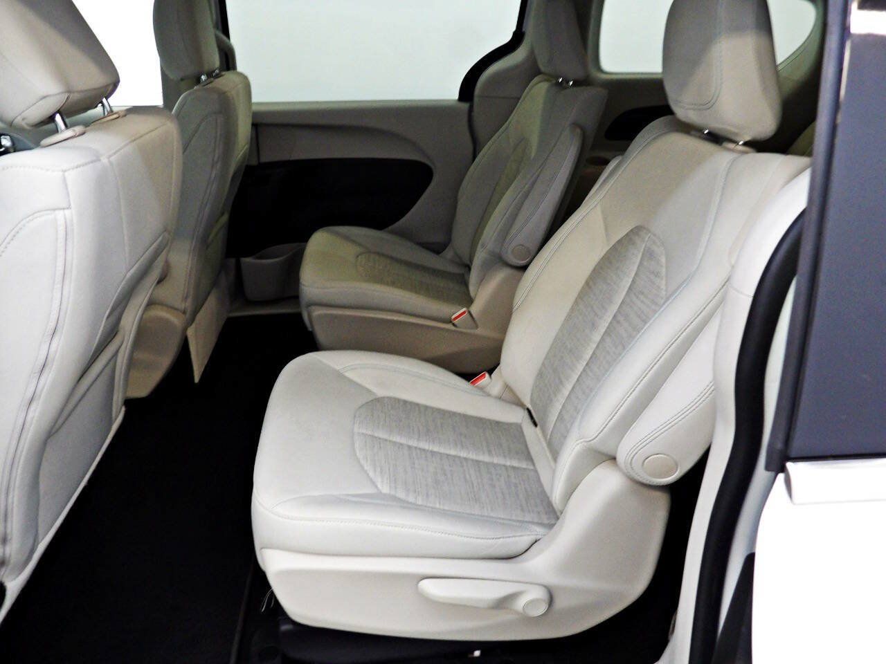 Used 2019 Chrysler Pacifica Touring Plus FWD image 9