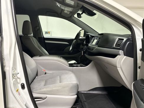 Used 2019 Toyota Highlander LE image 21