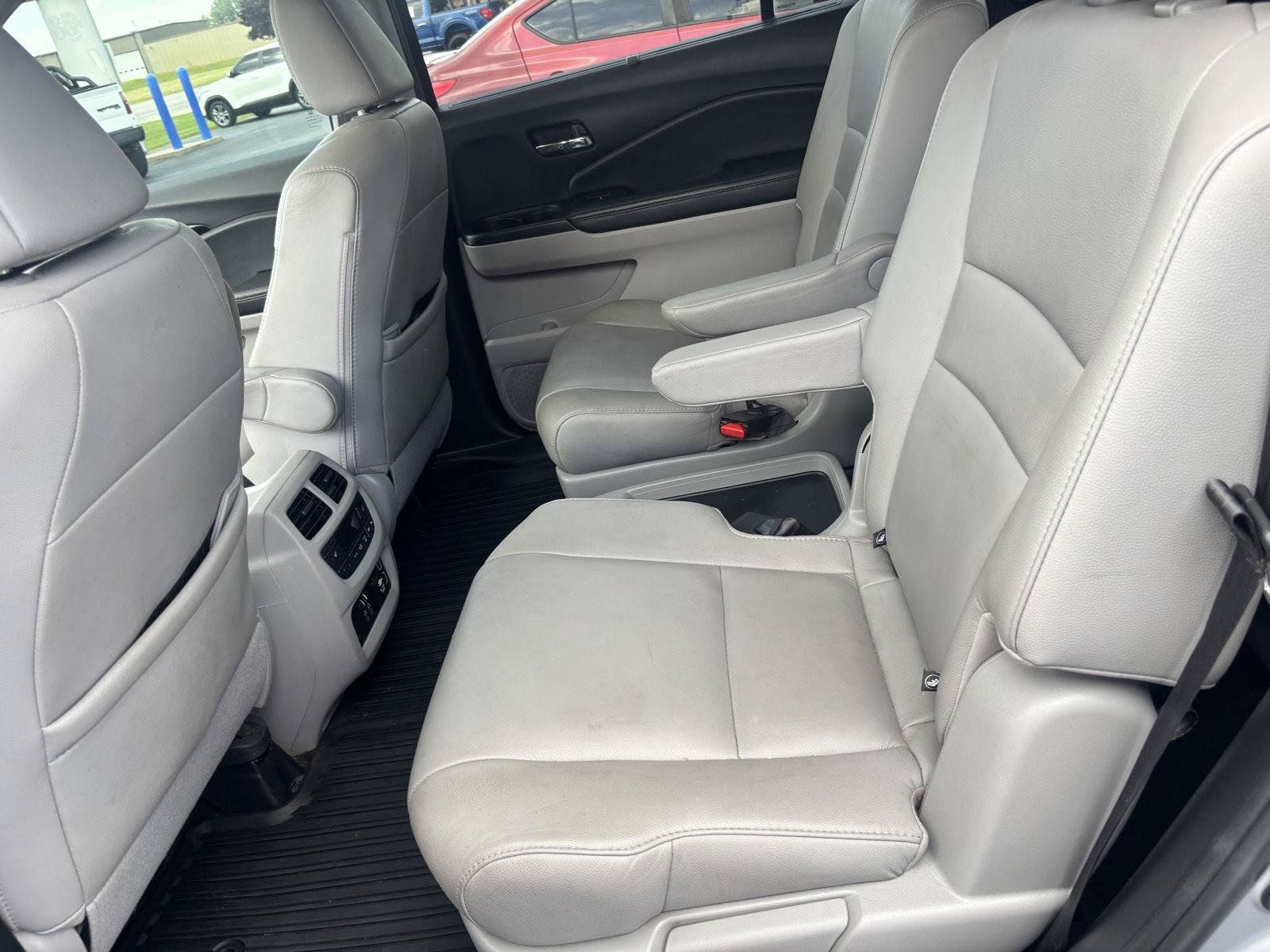 Used 2019 Honda Pilot Touring image 3