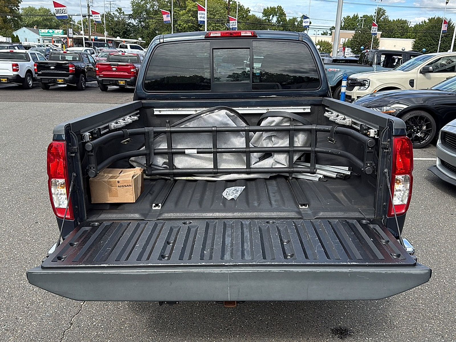 Used 2015 Nissan Frontier SL w/ Moonroof Package AWD/4WD image 9