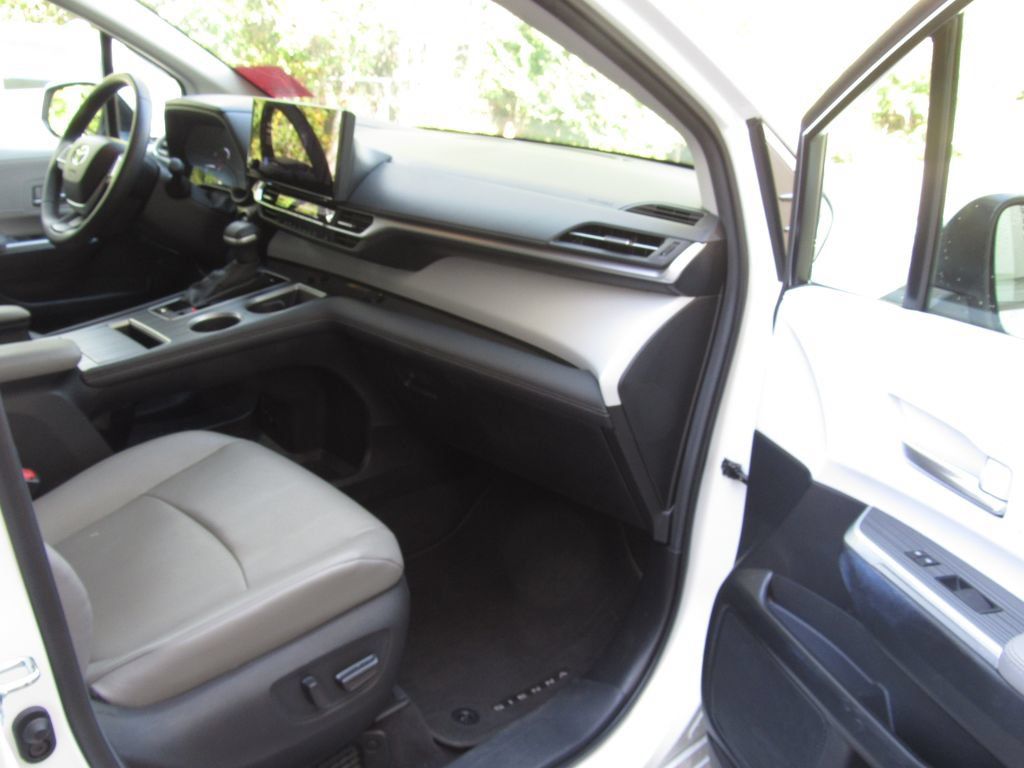 Used 2025 Toyota Sienna XLE FWD image 19