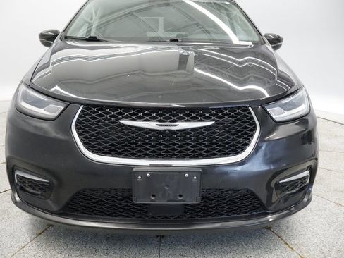 Used 2023 Chrysler Pacifica Touring-L FWD image 9