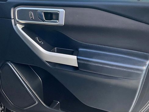 Used 2020 Ford Explorer XLT image 29