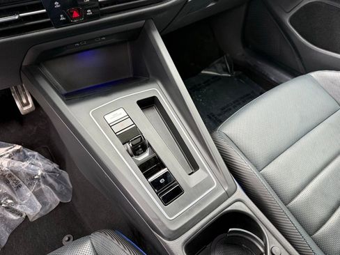 Used 2022 Volkswagen Golf R image 12