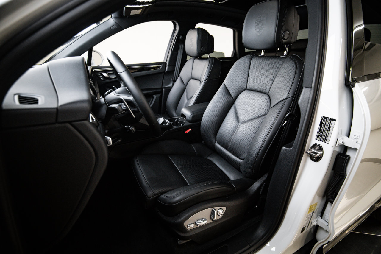 Certified 2026 Porsche Macan AWD/4WD image 5