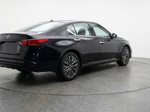 Used 2025 Nissan Altima 2.5 SV image 9