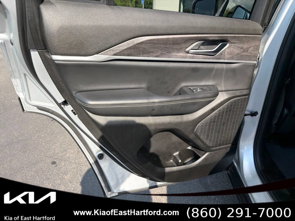 Used 2023 Jeep Grand Cherokee Limited AWD/4WD image 17