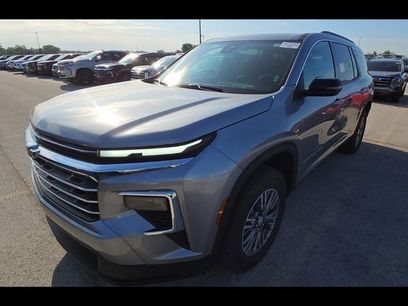 Used 2025 Chevrolet Traverse LT