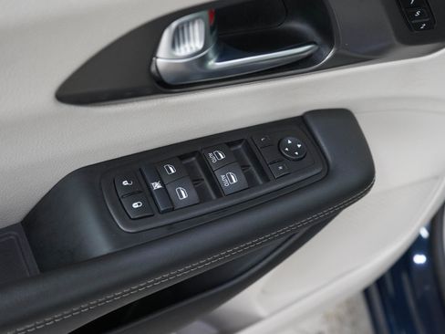 Used 2024 Chrysler Pacifica Limited FWD image 22