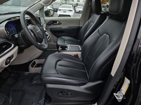 Used 2024 Chrysler Pacifica Touring-L image 17