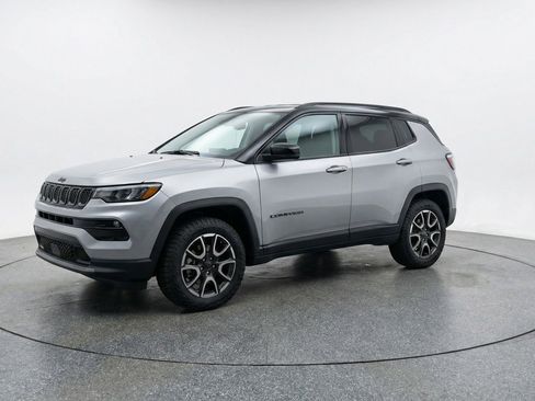 Used 2025 Jeep Compass Trailhawk AWD/4WD image 3